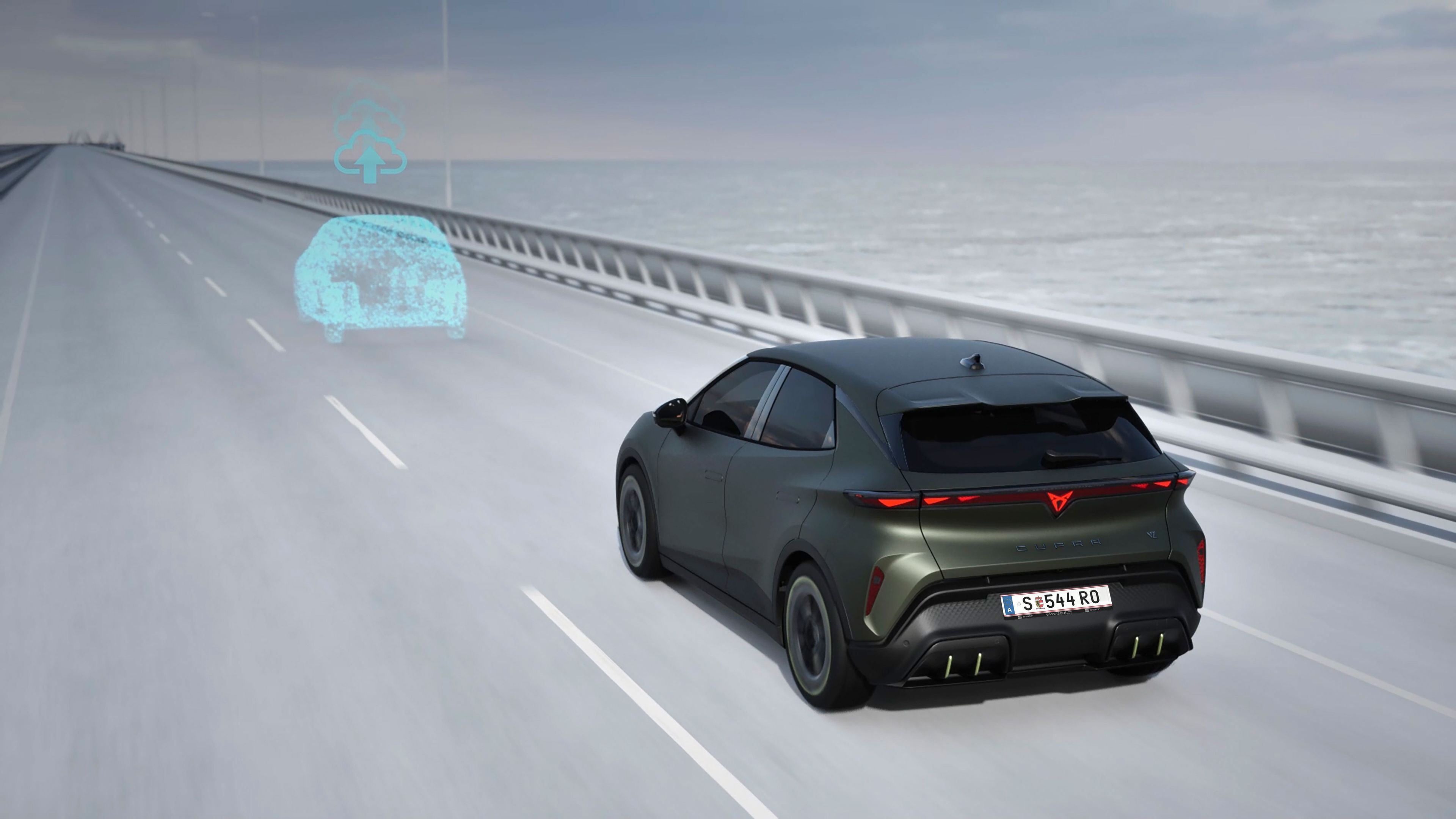 CUPRA Raval VZ em Manganese Matt em circulação, com tecnologias de condução semi autónoma como o Travel Assist 3.0, o ACC preditivo e o Front Traffic Alert.