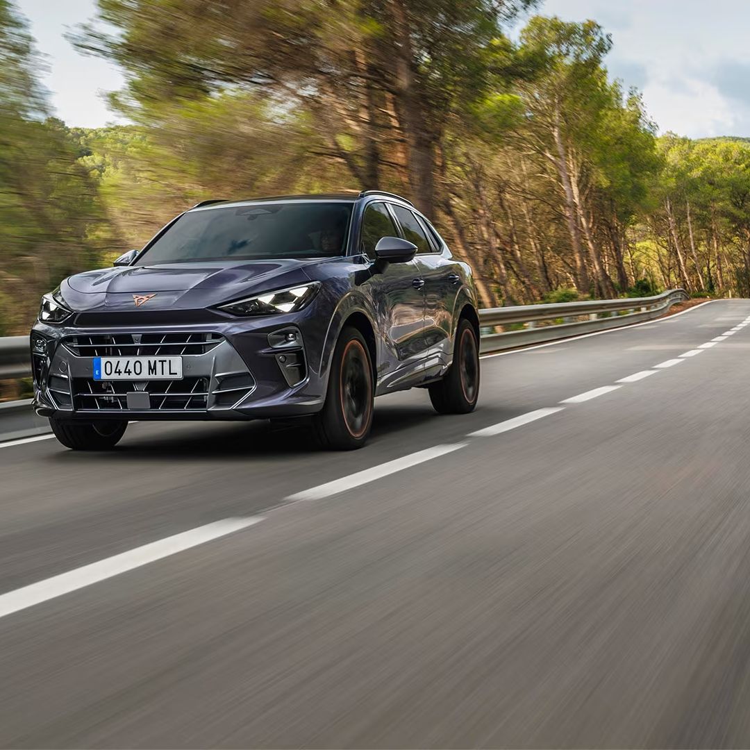 CUPRA Terramar ao ar livre, em ação na estrada para demonstrar a sua experiência de condução segura