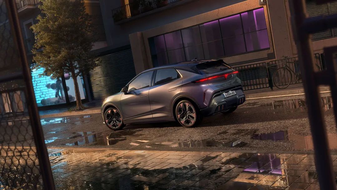 Plano aproximado da vista traseira do CUPRA Raval VZ em Plasma, com jantes de 19 polegadas, estacionado numa rua urbana à noite