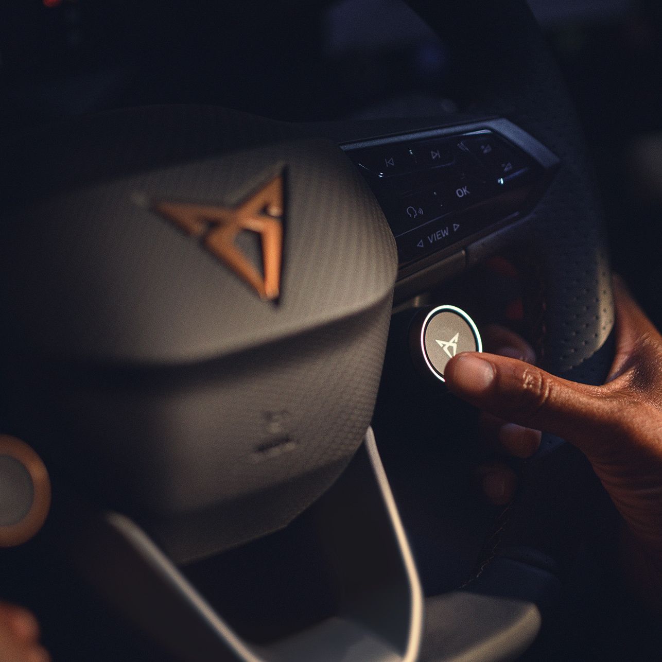 Vista interior do volante multifunções com botões de satélite do CUPRA Born