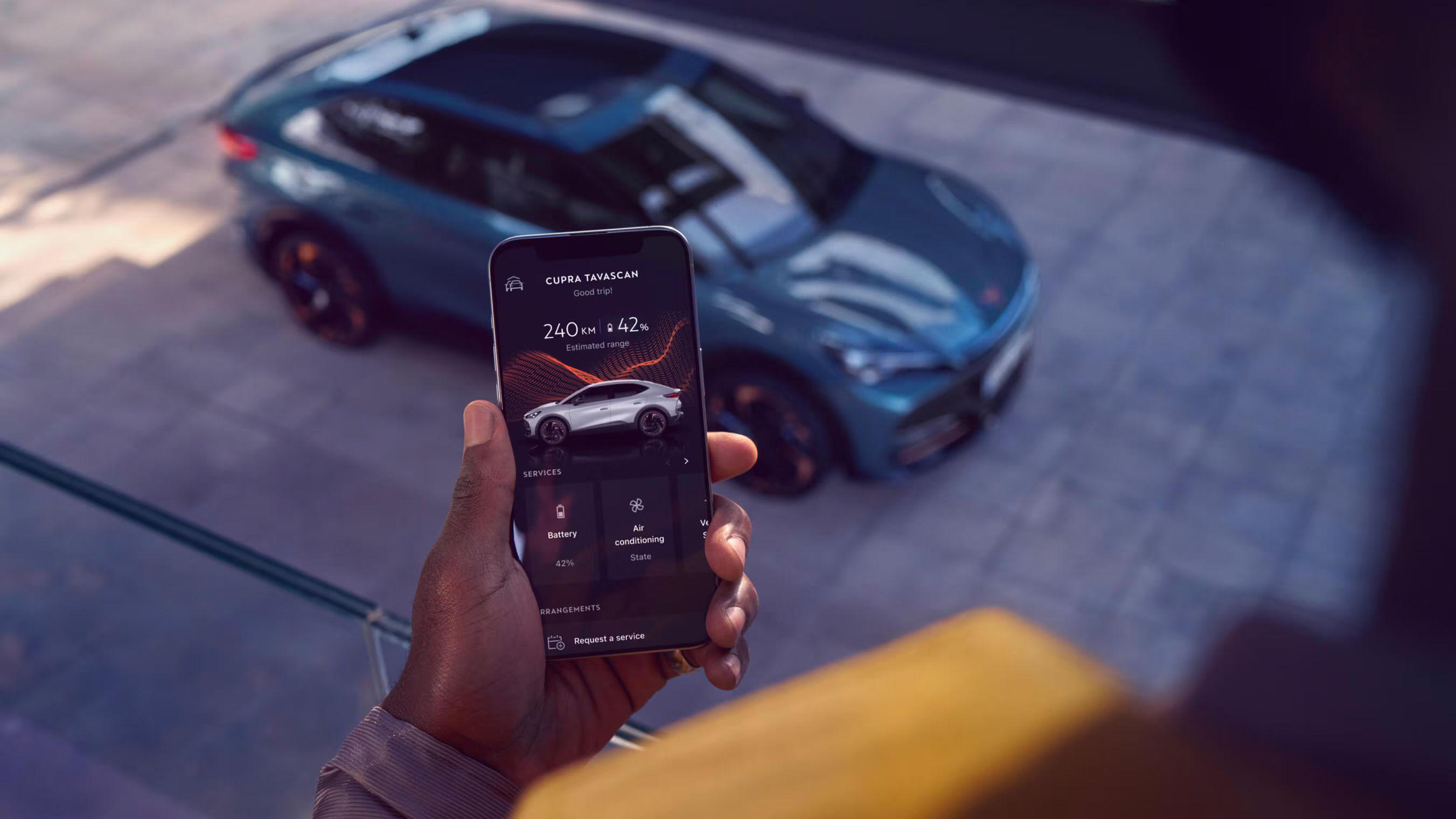 CUPRA Tavascan, viatura de frota, app remota de gestor com nível de carga indicado e vista distante do veículo.