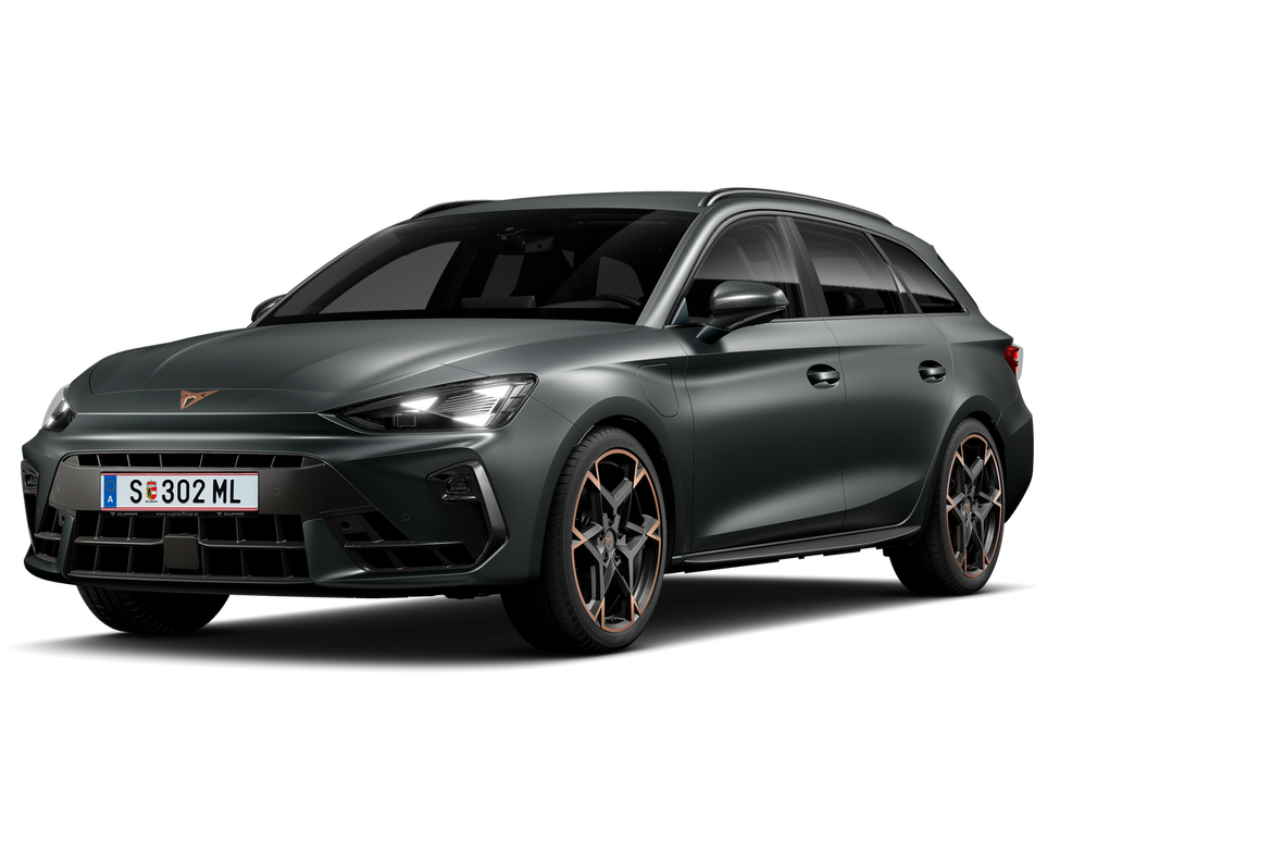 perspetiva da frente de novo cupra leon sportstourer 2025 em cinzento escuro magnetic tech matte com logótipo em cobre e jantes de liga leve.
