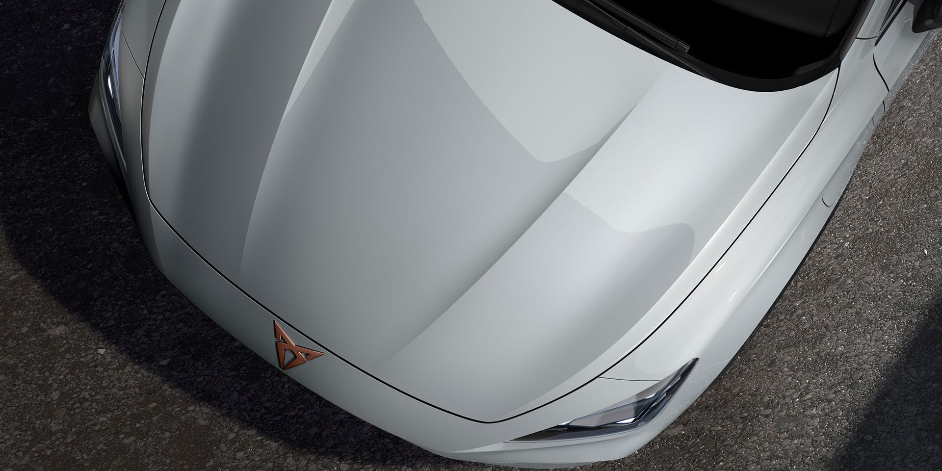 Vista panorâmica do novo CUPRA Formentor SUV coupé 2025 em branco glacial