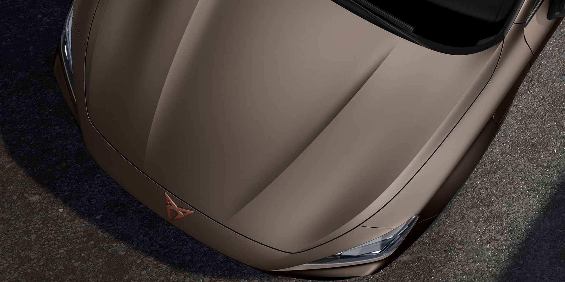 Vista panorâmica do novo CUPRA Formentor SUV coupé 2025 em bronze century mate 
