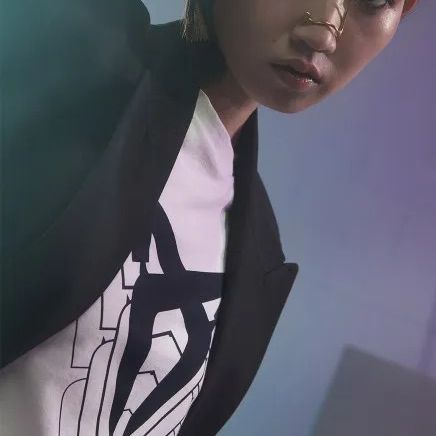 mulher com t-shirt cupra e óculos