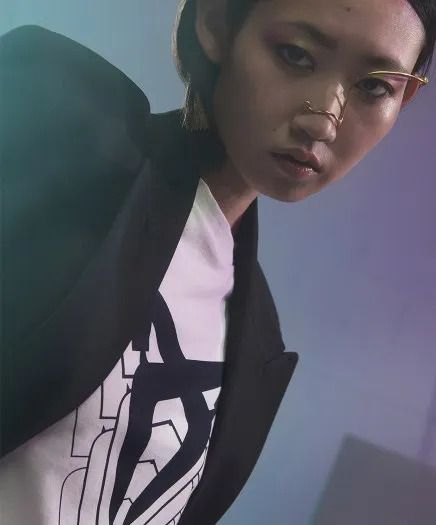 mulher com t-shirt cupra e óculos