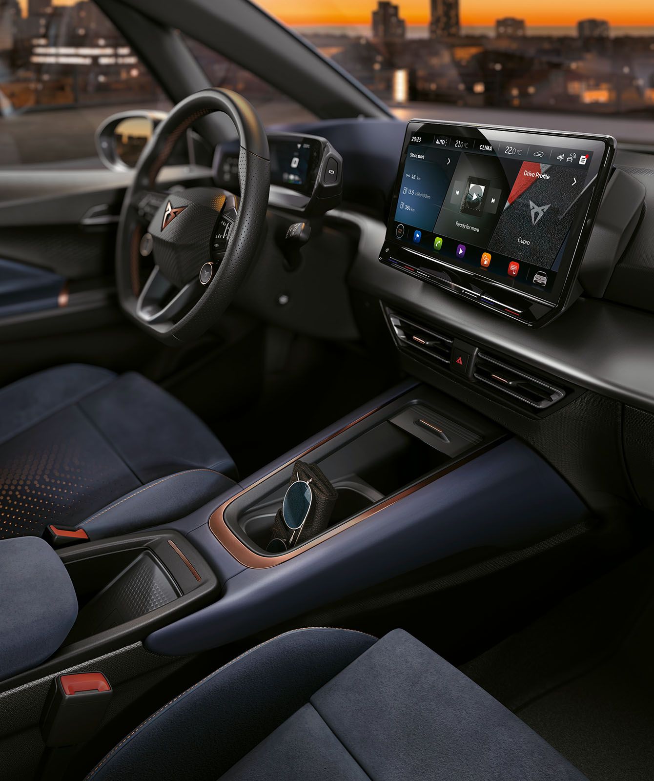 cockpit, painel de instrumentos, infoentretenimento e volante cupra born