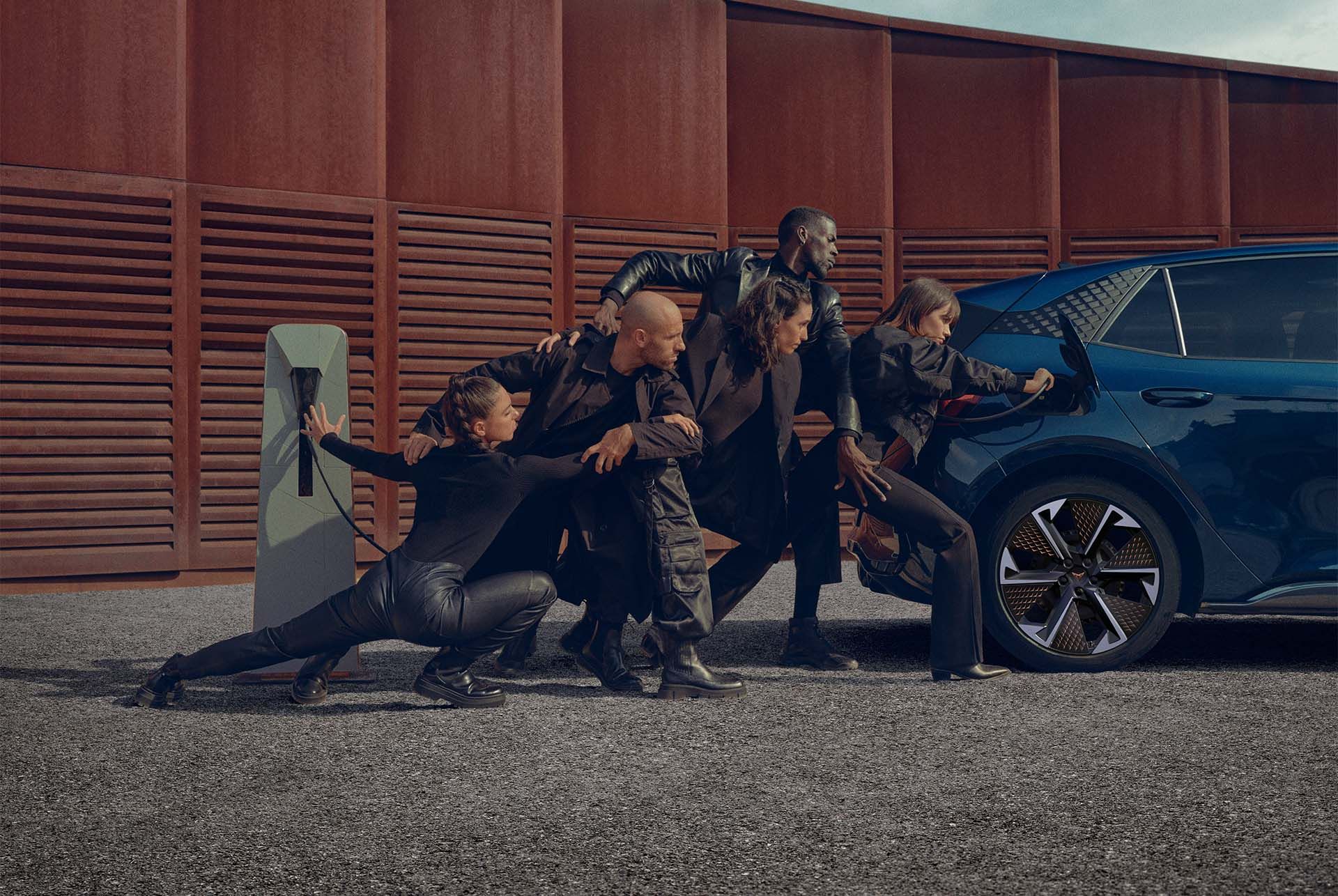 Pessoas a posar com CUPRA Born a carregar