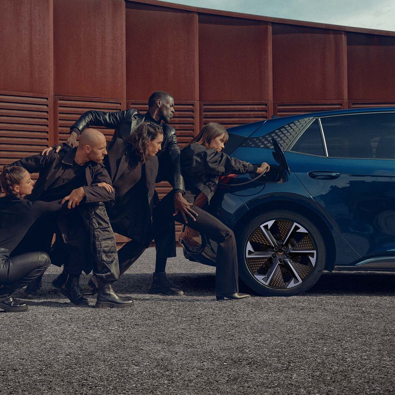 Pessoas a posar com CUPRA Born a carregar