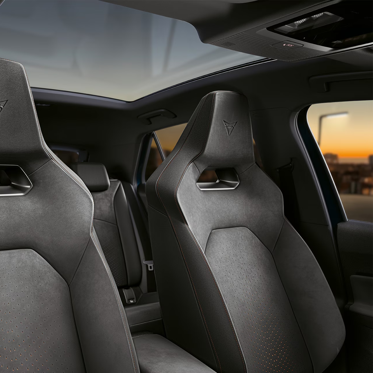 Sitze im Innenraum mit Glasdach