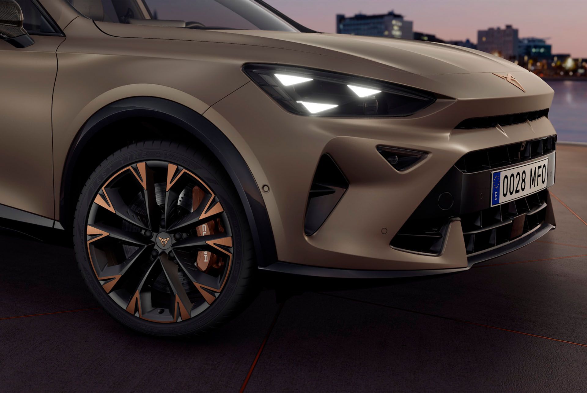 Vista exterior do novo CUPRA Formentor  com jantes em cobre, travões Akebono, espelhos retrovisores, pneus, faróis LED com a assinatura do olho triangular e logótipo CUPRA