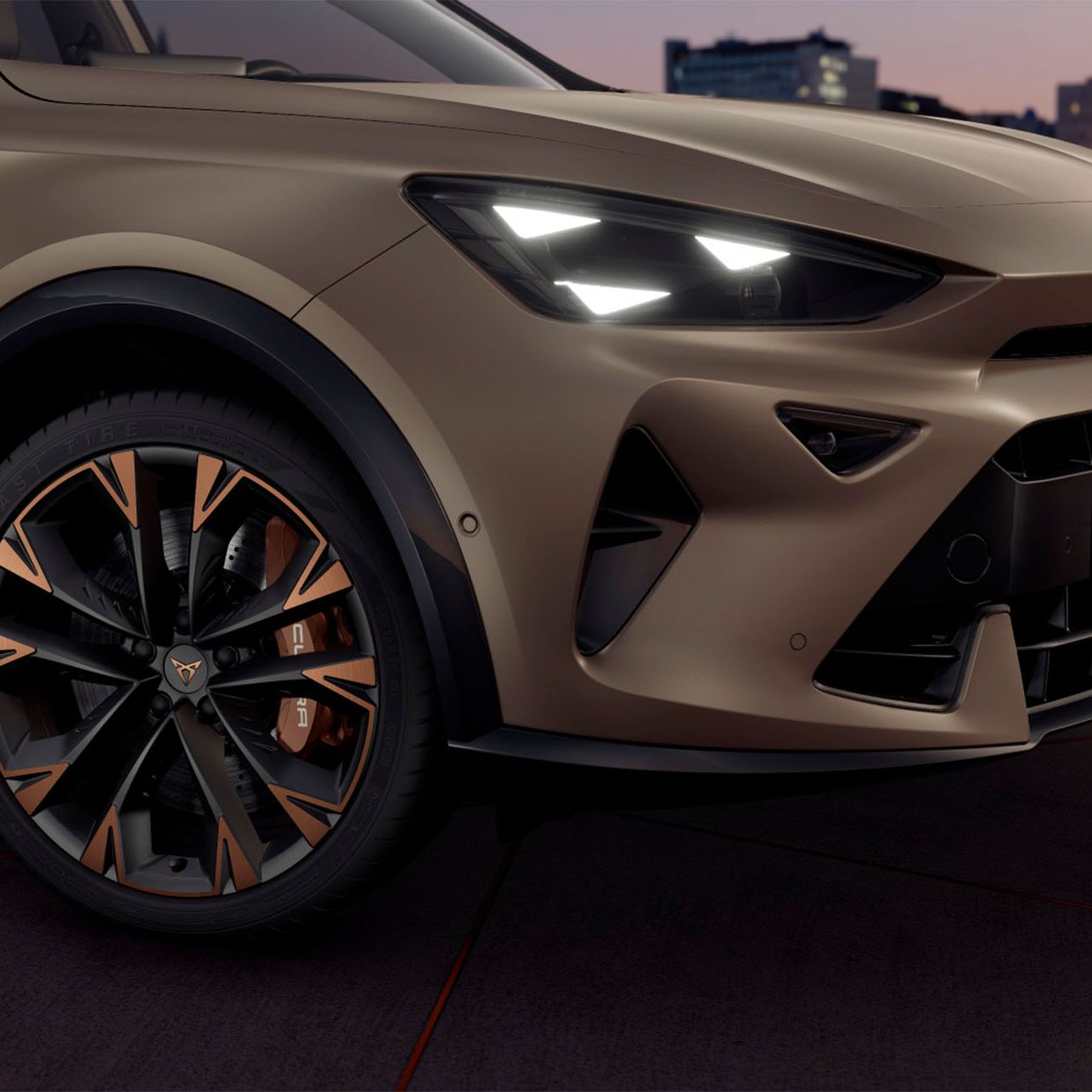 Exterior do CUPRA Formentor com jantes em cobre, travões Akebono, espelhos, pneus, faróis LED triangulares e logótipo CUPRA