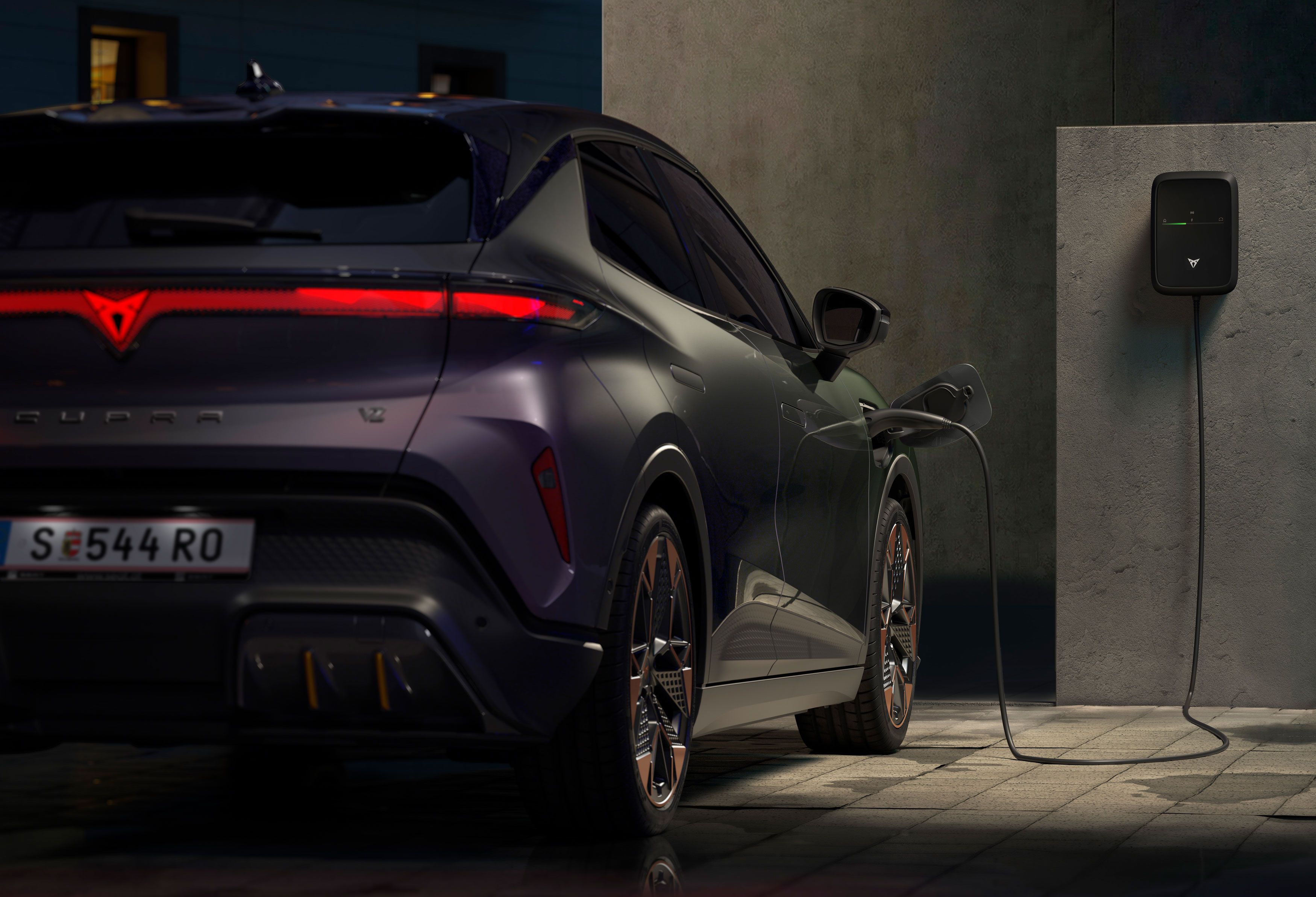 Vista traseira do CUPRA Raval VZ em carregamento doméstico