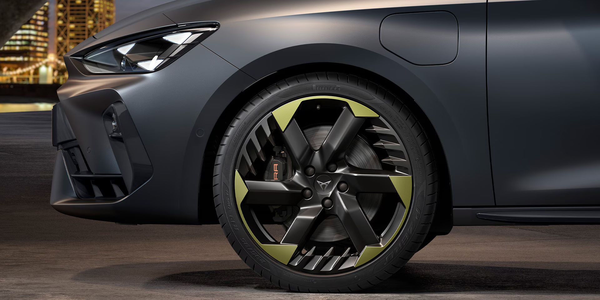 Vista lateral da jante de liga leve de 19 polegadas Sulfur para a nova edição Tribe, com faróis exclusivos e carroçaria verde mate.  