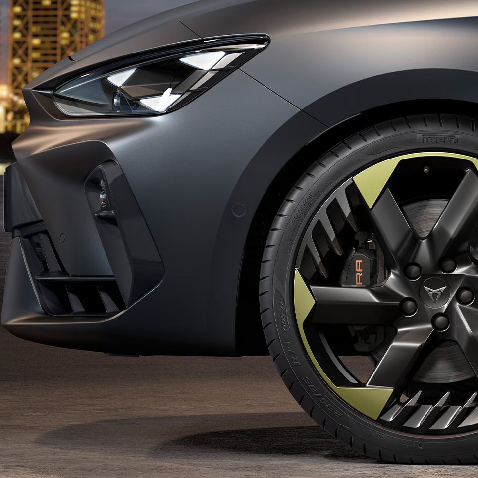 Vista lateral da jante de liga leve de 19 polegadas Sulfur para a nova edição Tribe, com faróis exclusivos e carroçaria verde mate.  