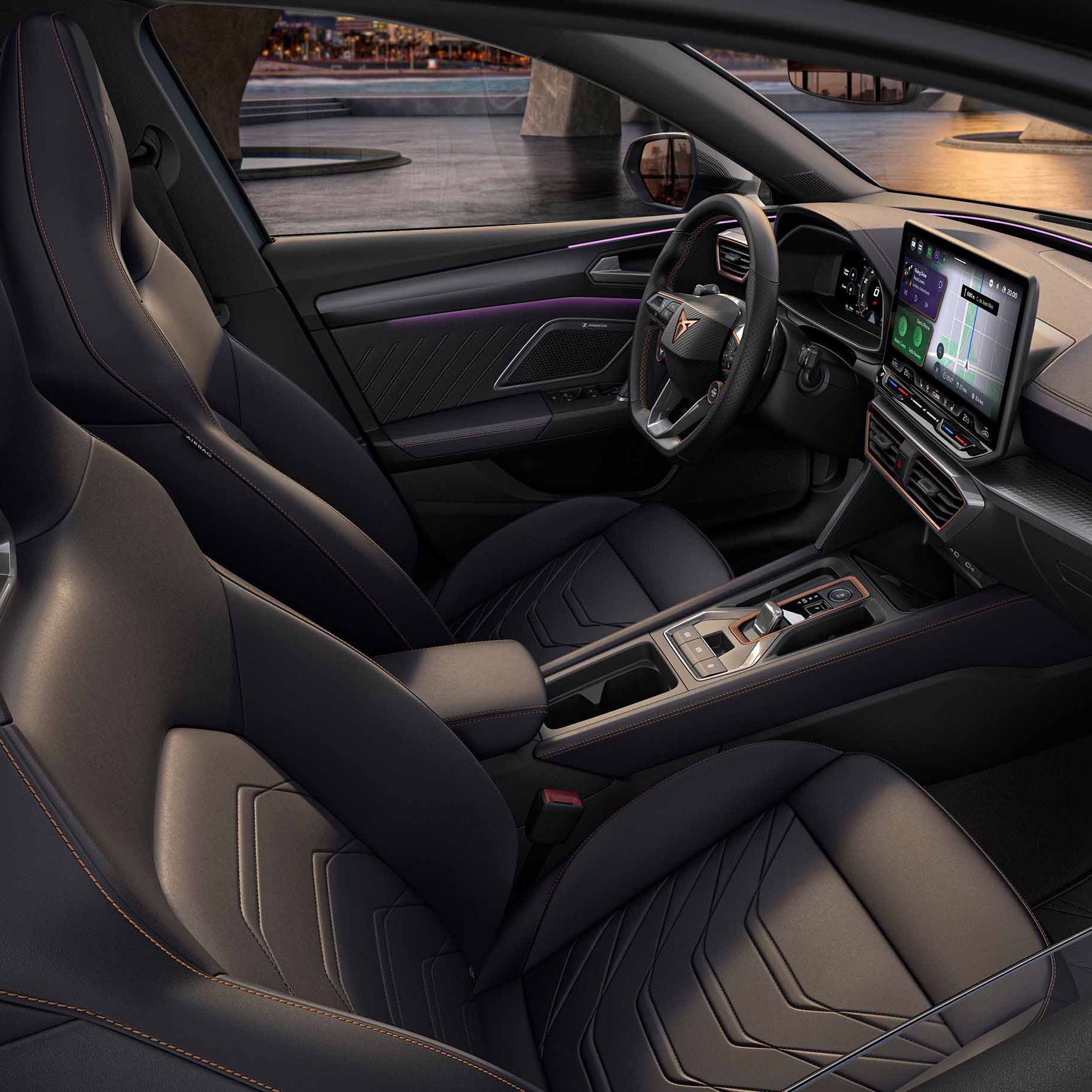grande plano do design interior do novo CUPRA Leon Sportstourer, volante, painel da porta, iluminação ambiente, logótipo CUPRA e janela