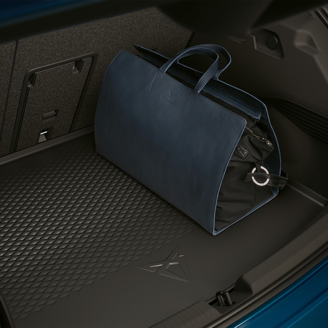 CUPRA Born Vista interior da bagageira com um saco