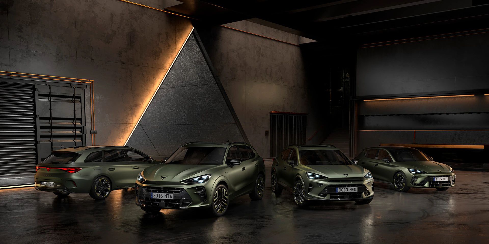 Gama CUPRA Tribe Edition — Formentor, Leon, Leon Sportstourer e Terramar — estacionados numa garagem, todos com acabamento Verde Manganese Mate.