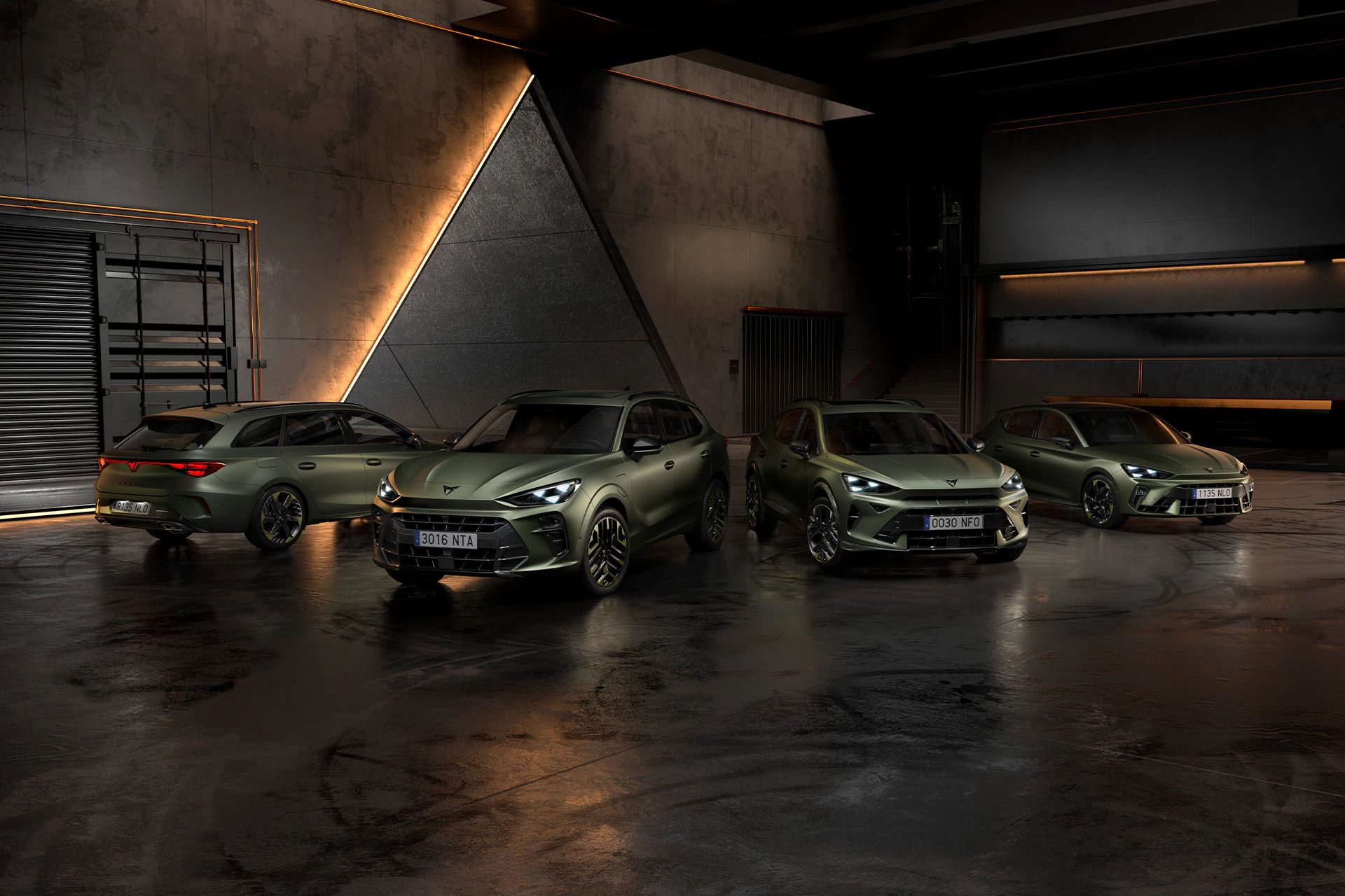 Gama CUPRA Tribe Edition — Formentor, Leon, Leon Sportstourer e Terramar — estacionados numa garagem, todos com acabamento Verde Manganese Mate.