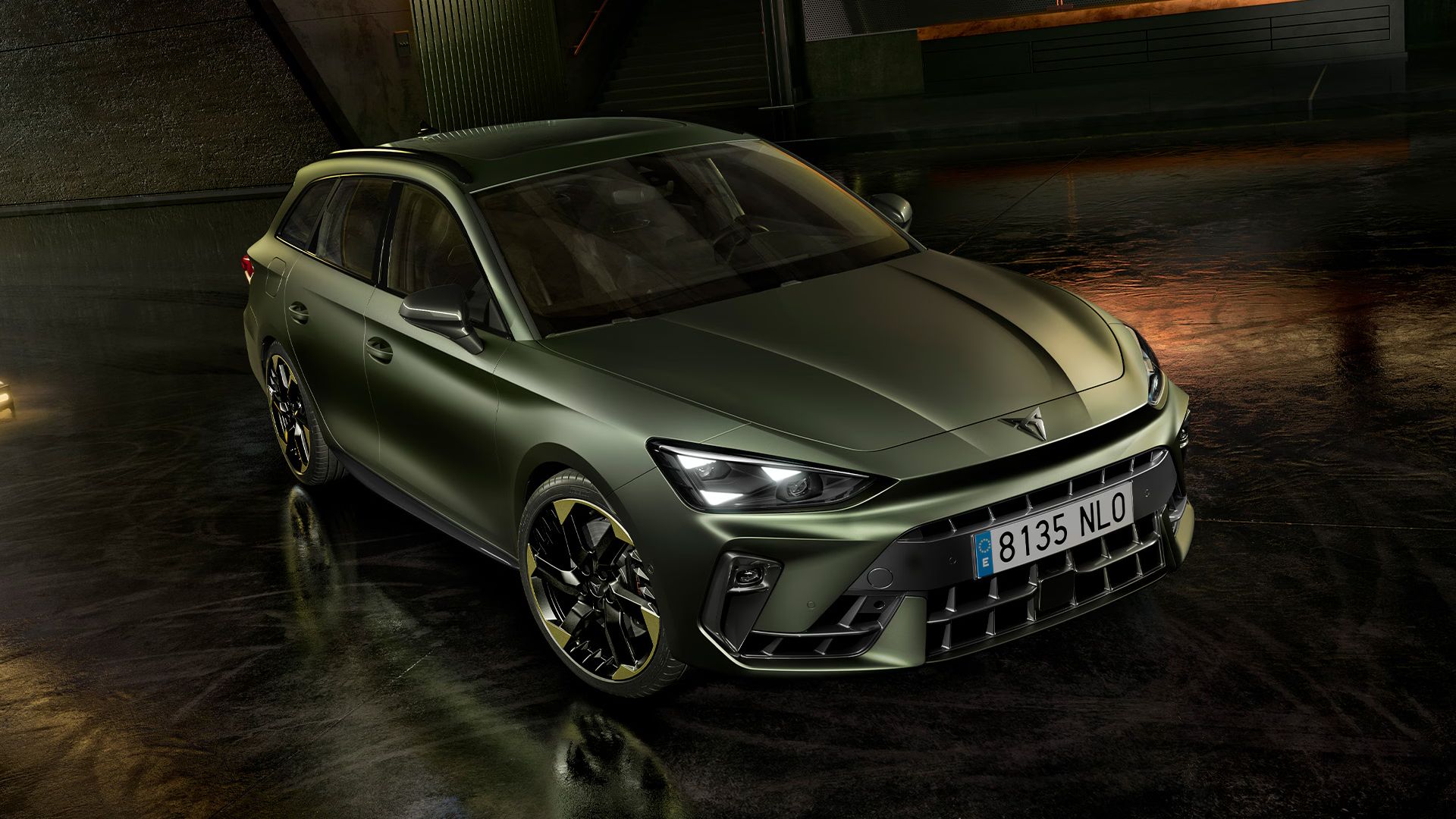 Design exterior do CUPRA Leon Sportstourer Tribe Edition, em Manganese Mate, equipado com jantes de liga leve Sulfur de 19 polegadas