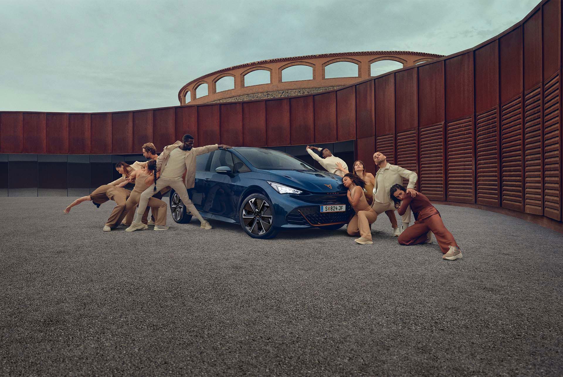 Pessoas ao lado do CUPRA Born na cor azul Aurora.