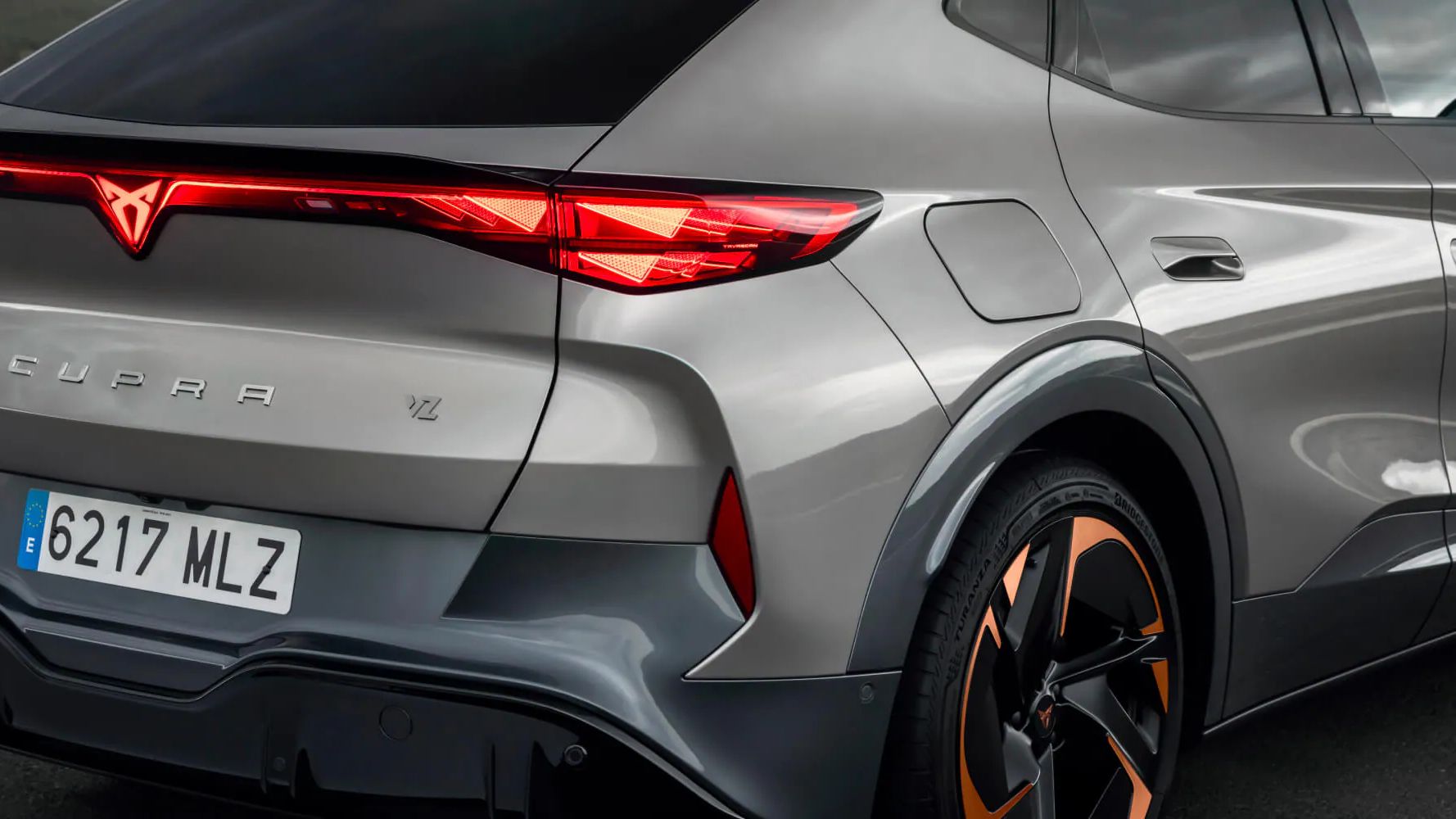 CUPRA Tavascan em showroom com gestores de frota e logótipo CUPRA em cobre na parede.