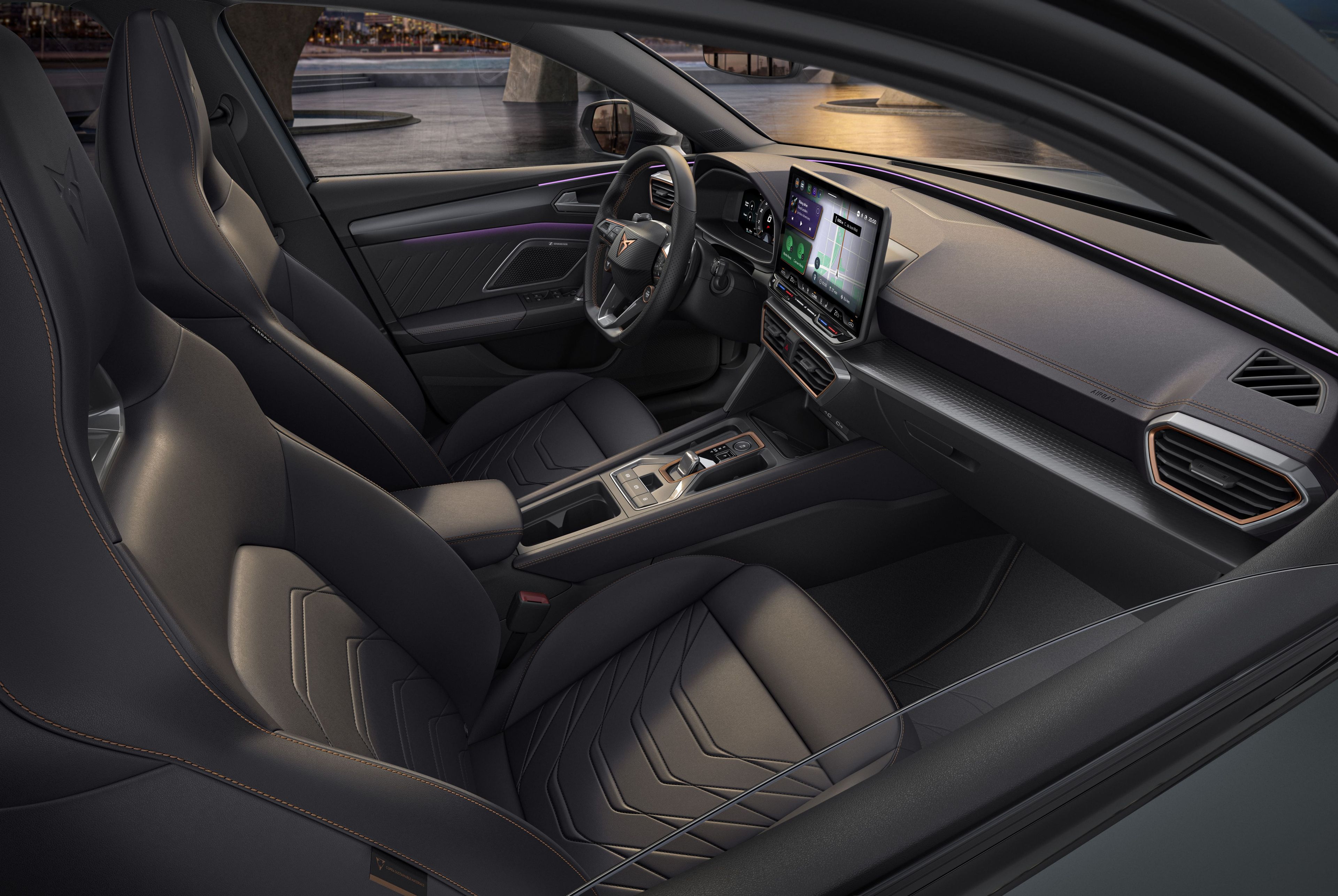 Interior do novo cupra leon sportstourer cinzento, bancos do passageiro dianteiro e do condutor, sistema de infotainment, volante cupra, bancos desportivos, ao pôr do sol.