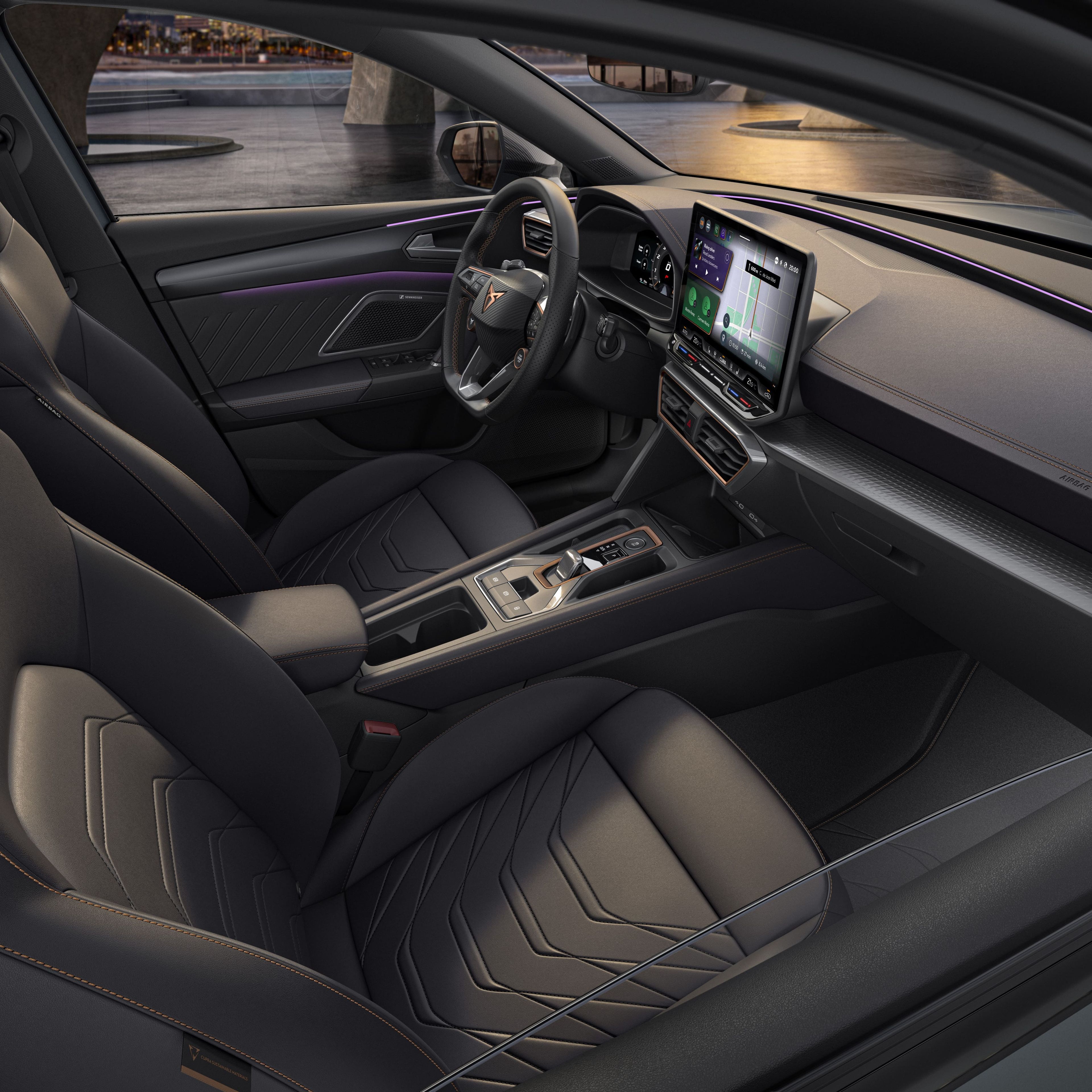 Interior do novo cupra leon sportstourer cinzento, bancos do passageiro dianteiro e do condutor, sistema de infotainment, volante cupra, bancos desportivos, ao pôr do sol.