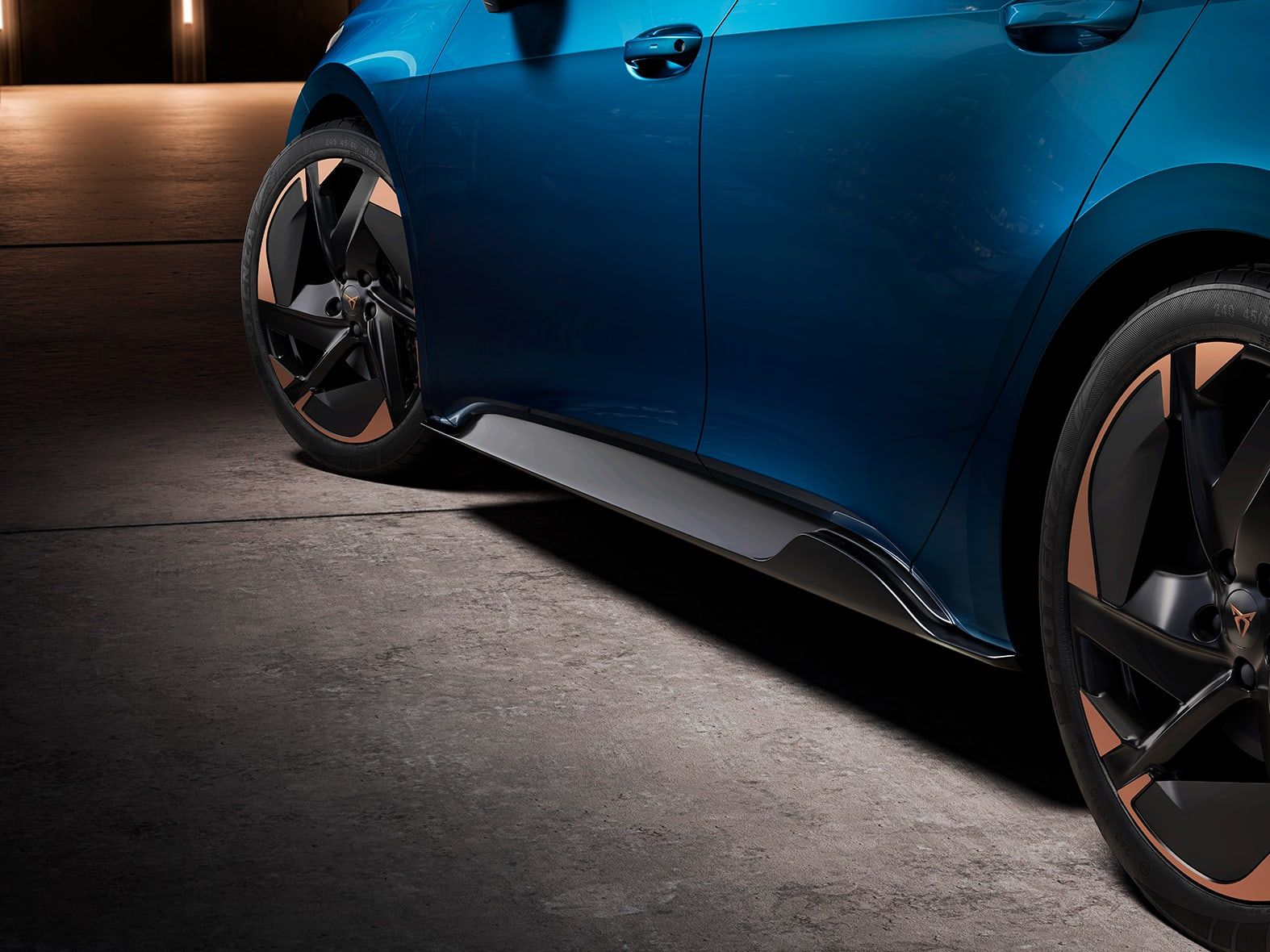 CUPRA Born na cor azul aurora com saias laterais. 