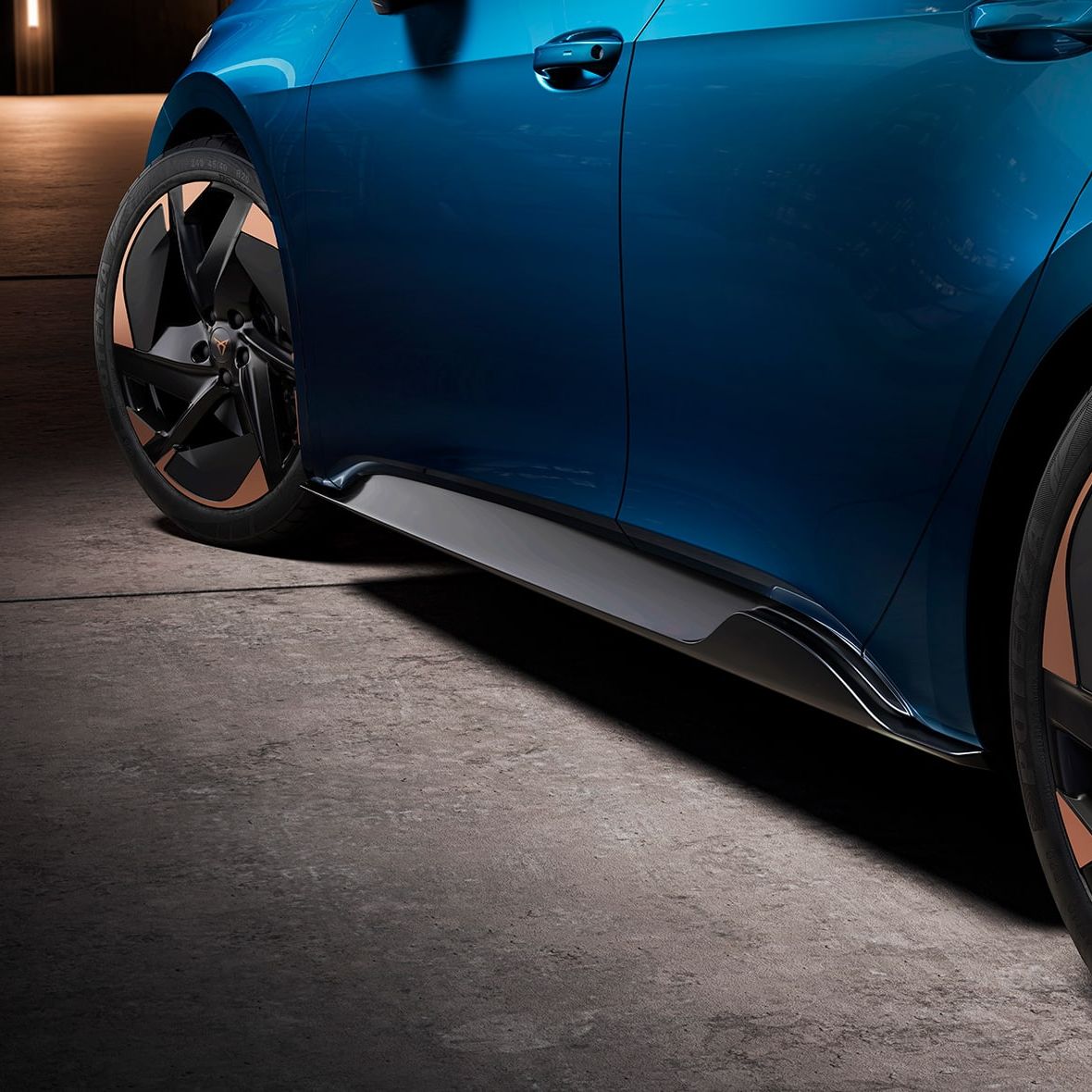 CUPRA Born na cor azul aurora com saias laterais. 