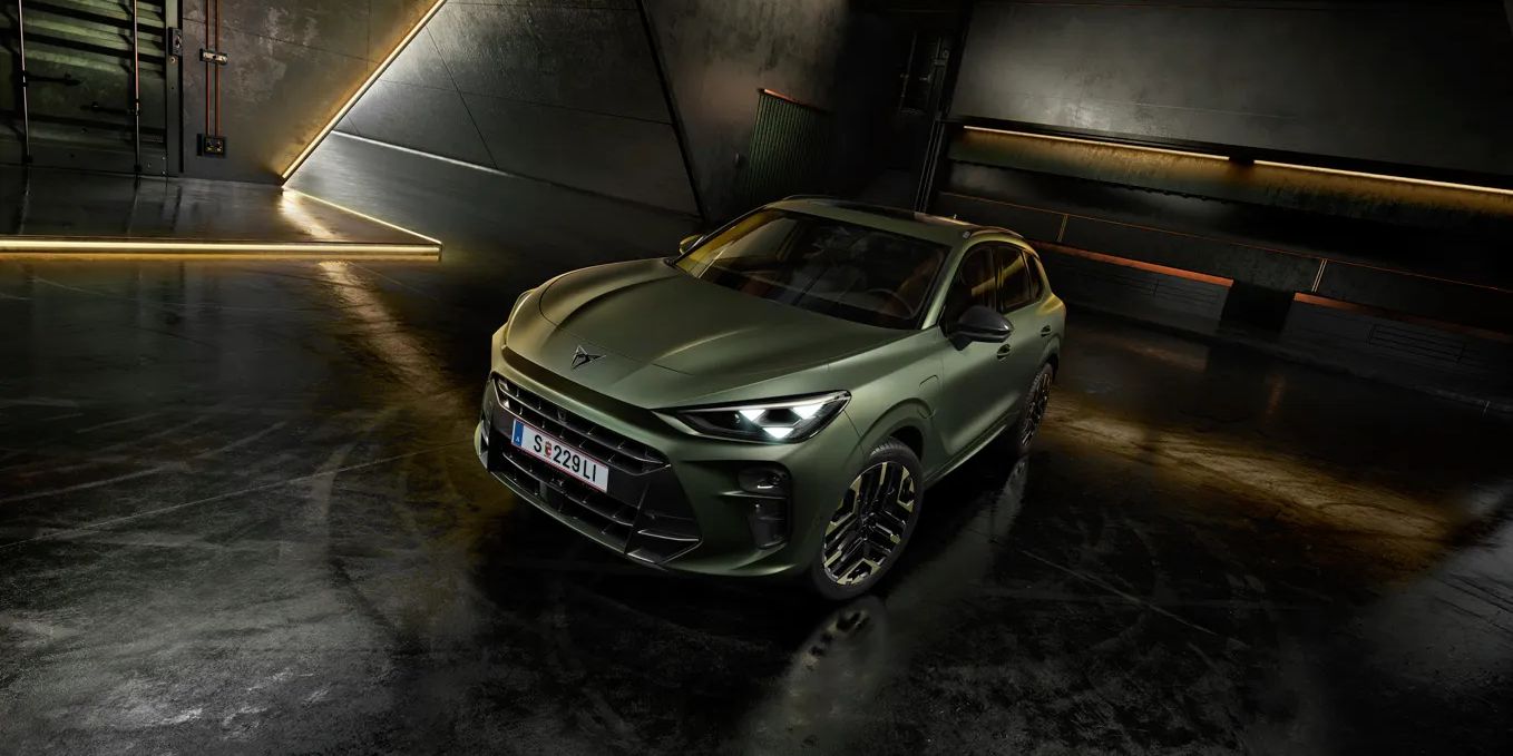 Vista frontal para mostrar a carroçaria do carro, dentro de uma garagem, na nova cor verde manganese mate, complementada com jantes de liga leve de 20 polegadas.