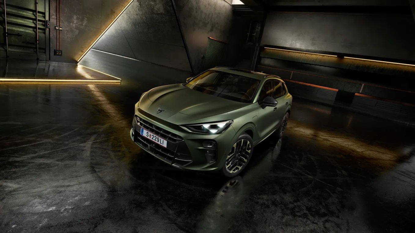 Vista frontal para mostrar a carroçaria do carro, dentro de uma garagem, na nova cor verde manganese mate, complementada com jantes de liga leve de 20 polegadas.