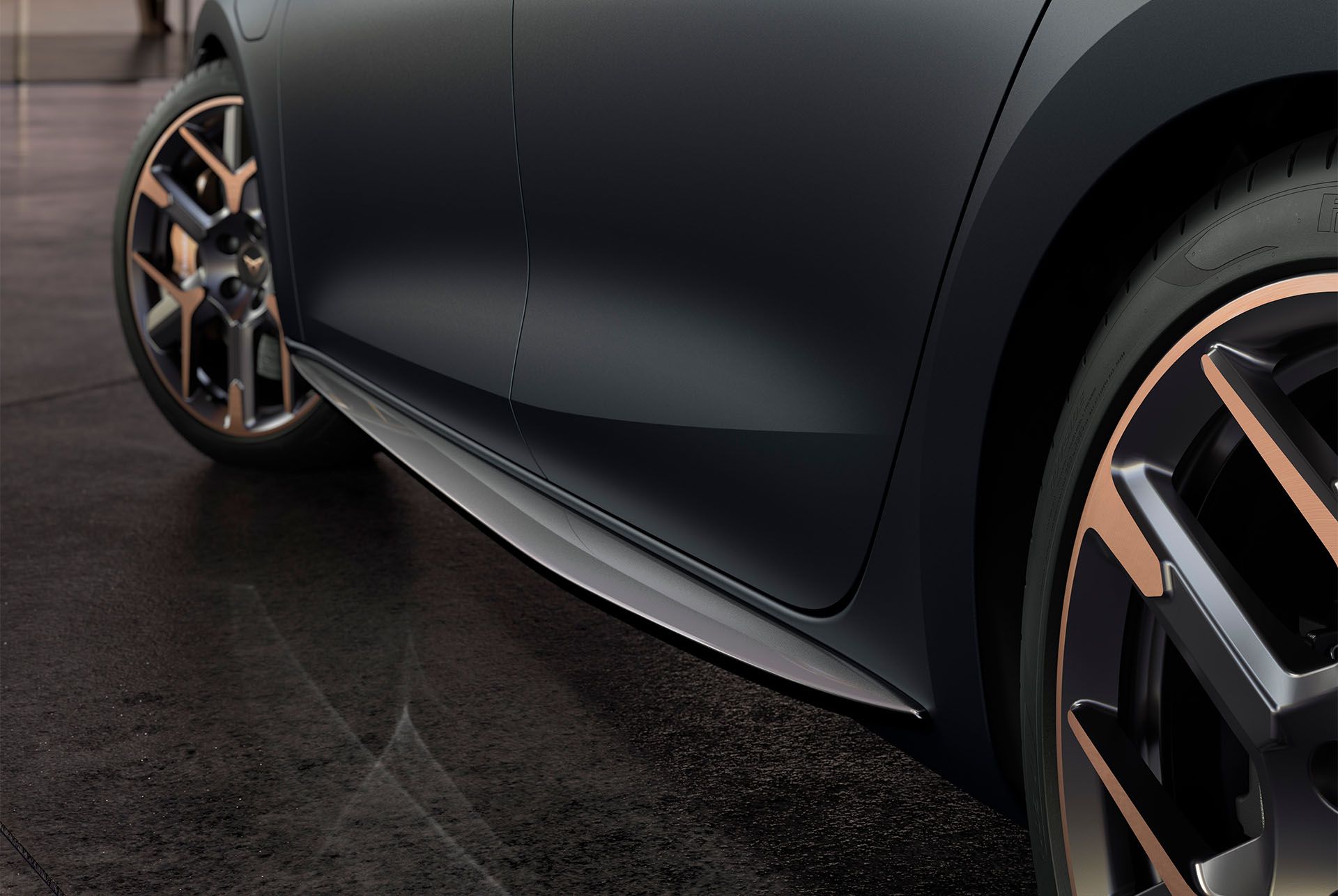 grande plano do design dos painéis das portas do novo cupra leon cinzento mate e das jantes hailstorm com detalhes em cobre e saias laterais 
