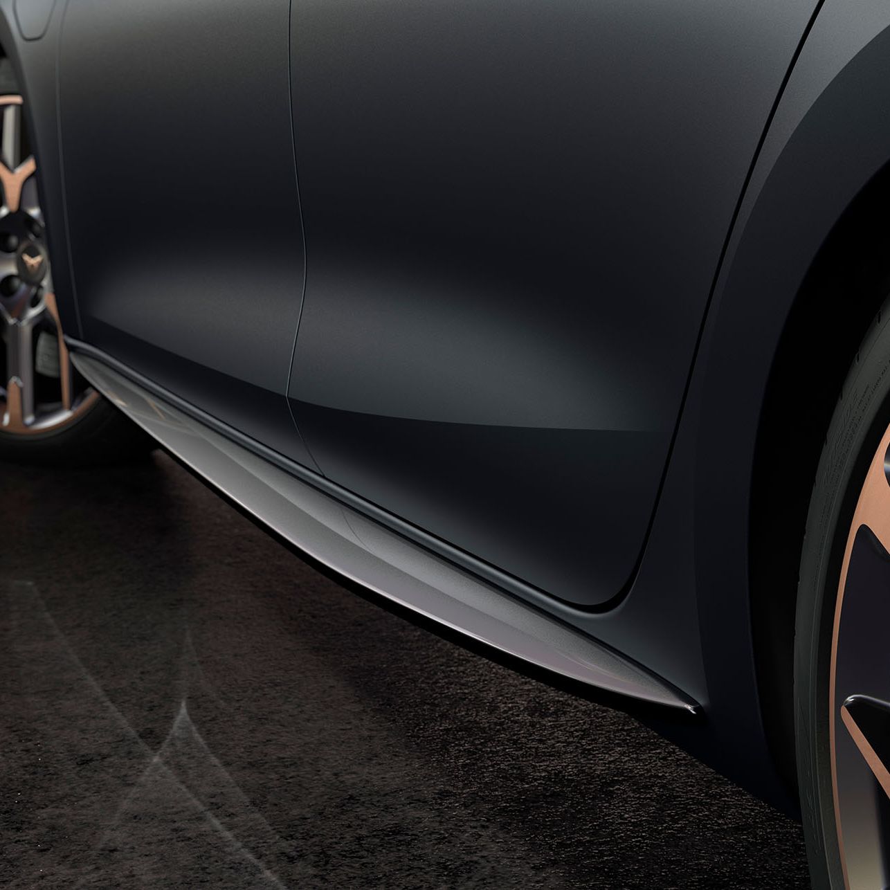 grande plano do design dos painéis das portas do novo cupra leon cinzento mate e das jantes hailstorm com detalhes em cobre e saias laterais 