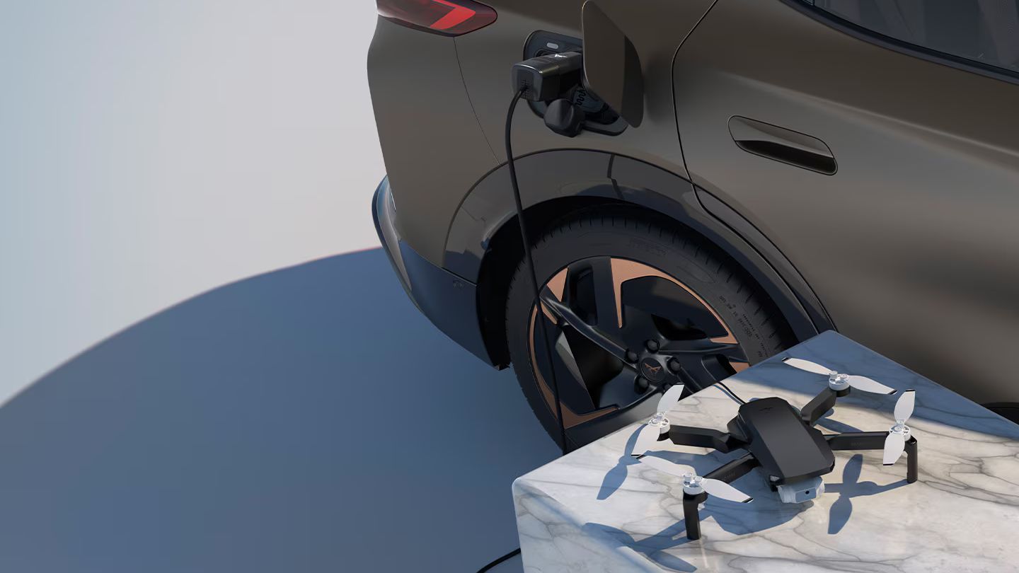 CUPRA Tavascan com função Vehicle to Load (V2L) para fornecimento de energia
