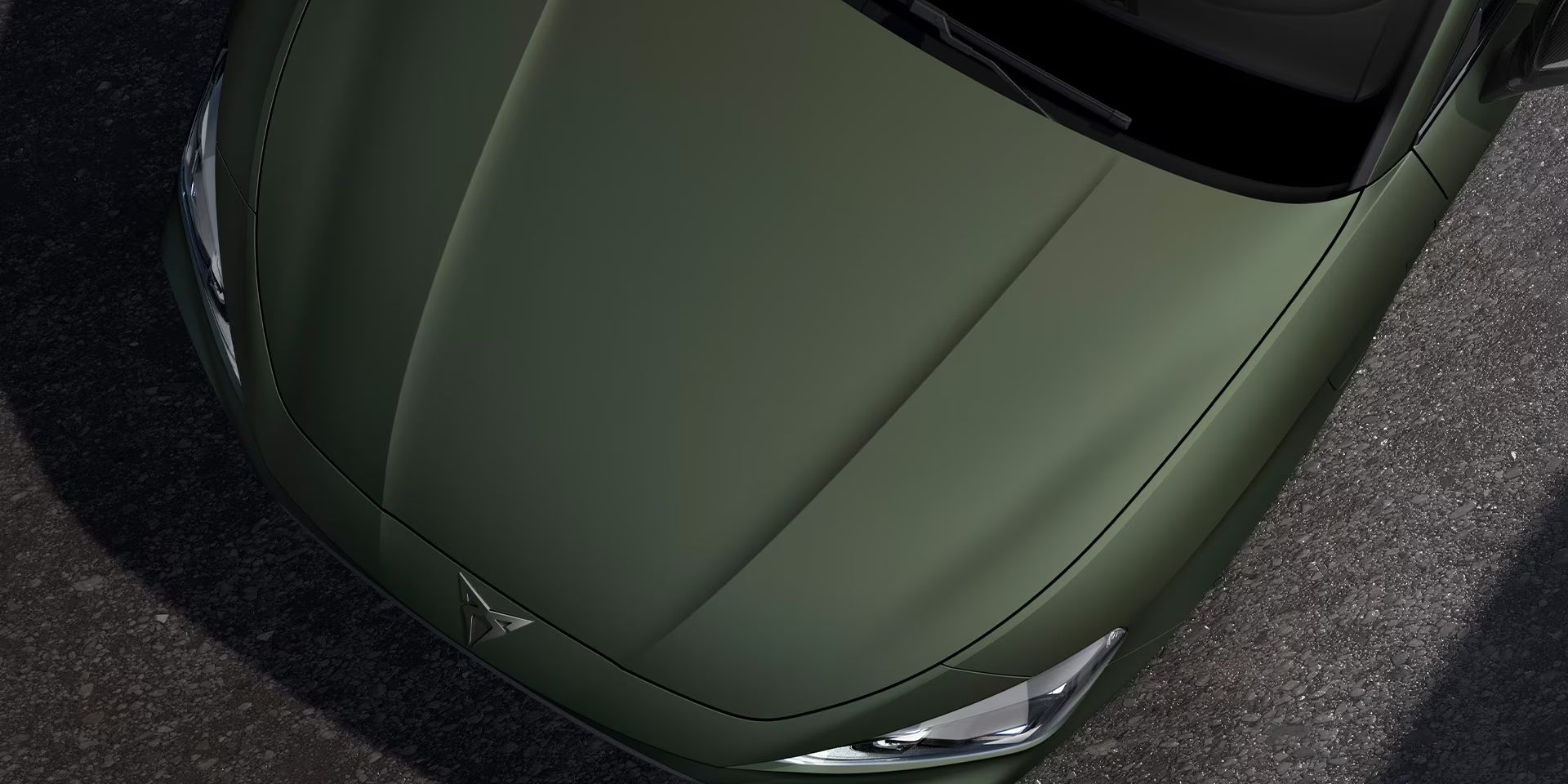 Vista aérea do capô do novo CUPRA Leon Sportstourer 2025 em Verde Manganese Mate.  