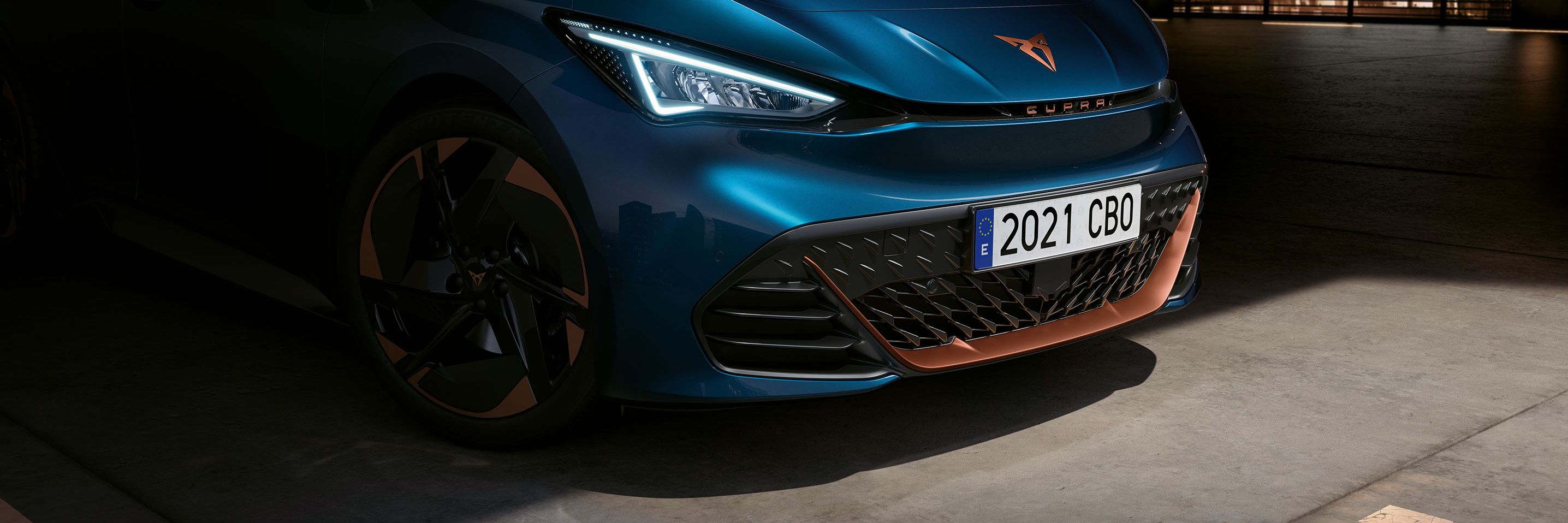 Mulher a ver as atualizações OTA do CUPRA no dispositivo de infoentretenimento do seu carro.