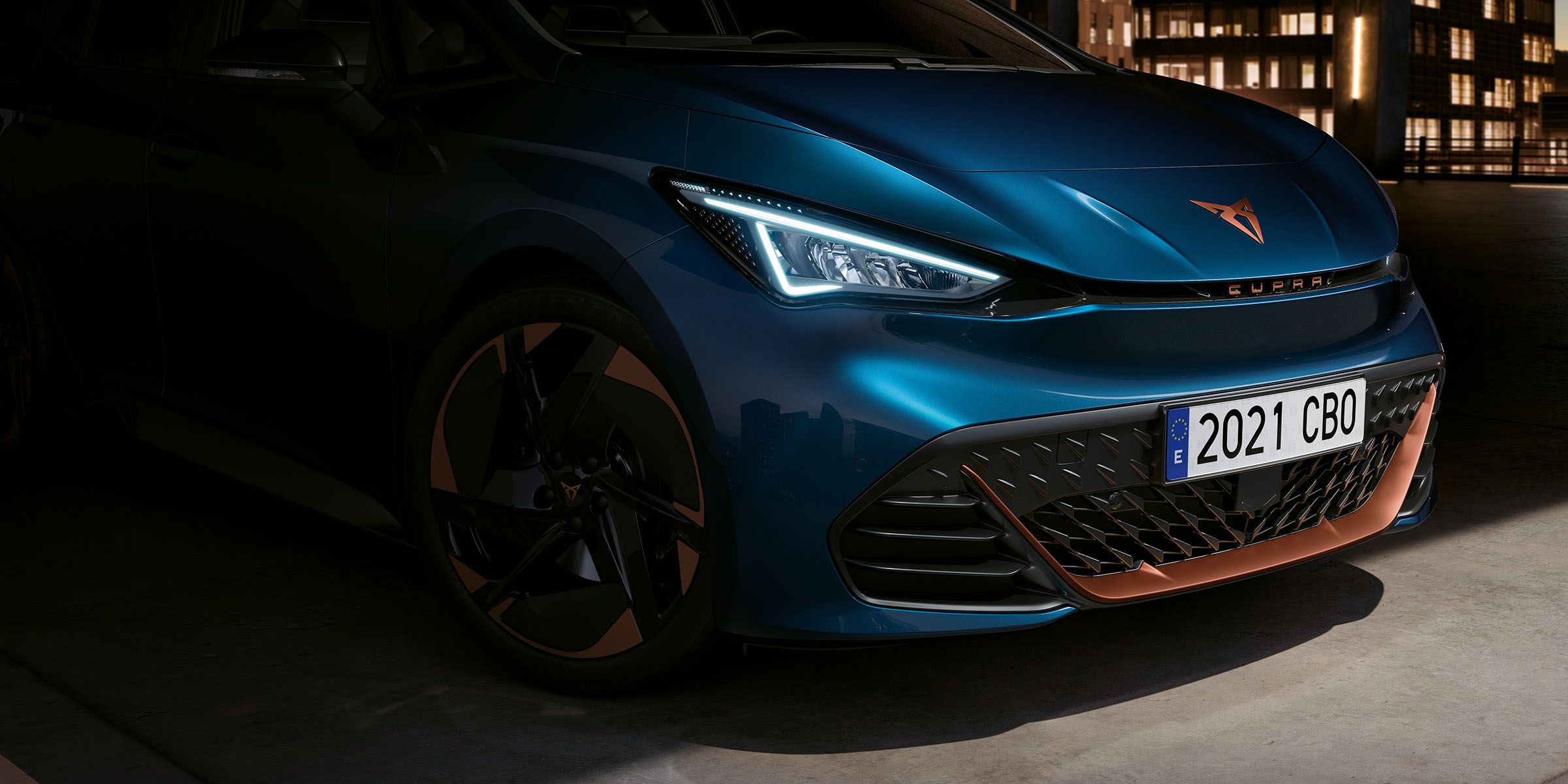 Mulher a ver as atualizações OTA do CUPRA no dispositivo de infoentretenimento do seu carro.