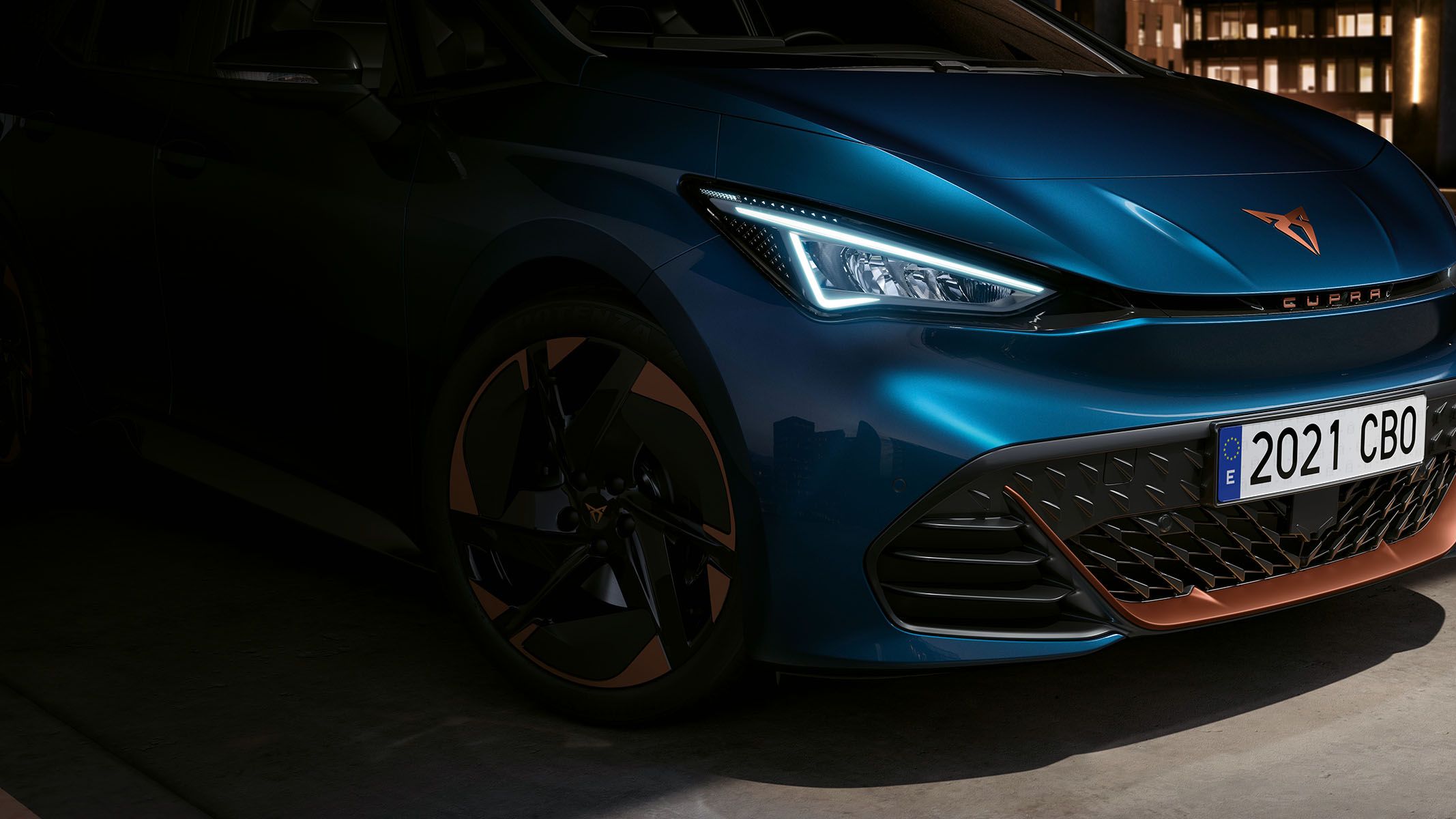 Mulher a ver as atualizações OTA do CUPRA no dispositivo de infoentretenimento do seu carro.