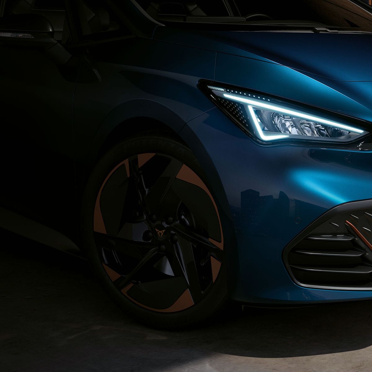 Mulher a ver as atualizações OTA do CUPRA no dispositivo de infoentretenimento do seu carro.