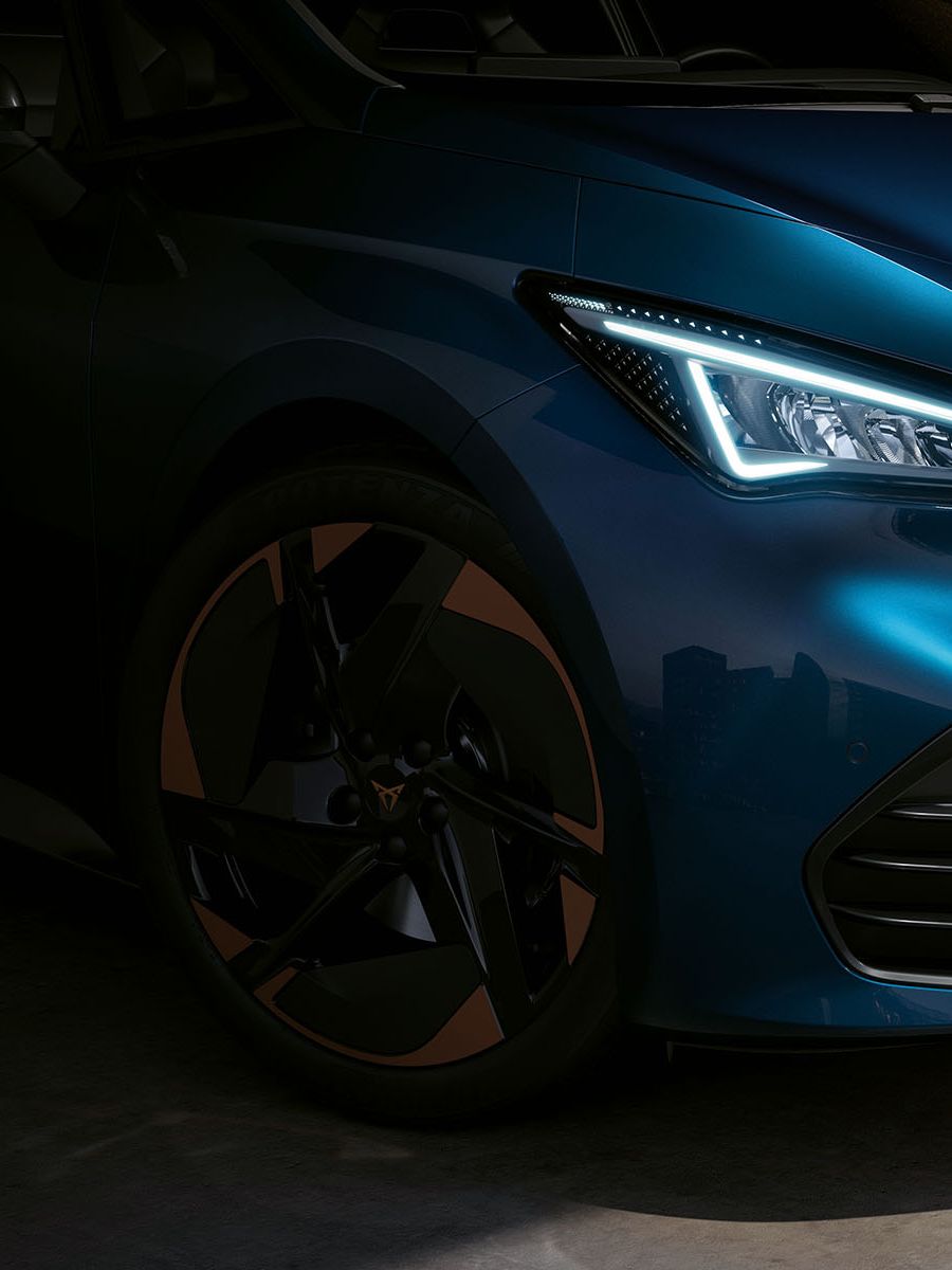 Mulher a ver as atualizações OTA do CUPRA no dispositivo de infoentretenimento do seu carro.