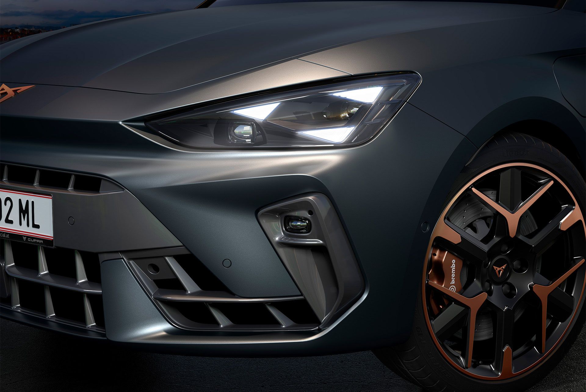 grande plano do novo cupra leon, faróis e jantes forjadas de 19” com detalhes em cobre e carroçaria em cinzento enceladus mate