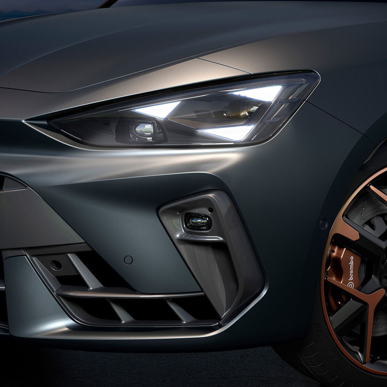 grande plano do novo cupra leon, faróis e jantes forjadas de 19” com detalhes em cobre e carroçaria em cinzento enceladus mate