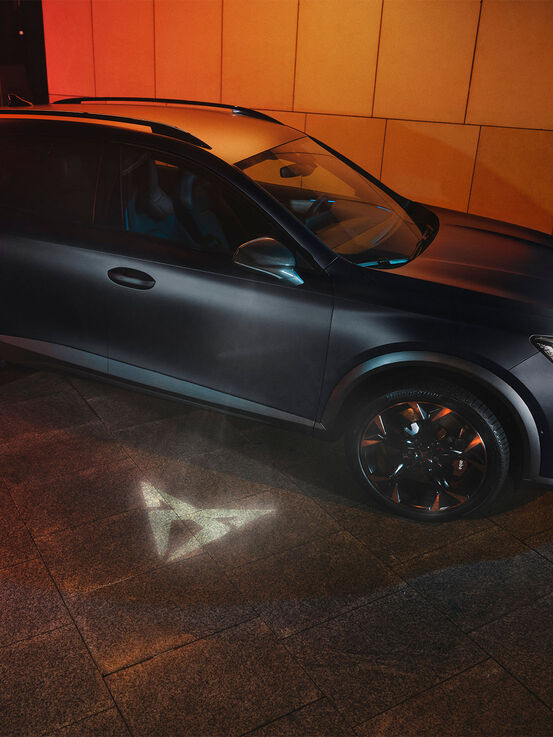 CUPRA Formentor SUV com Welcome Light por debaixo do espelho lateral.