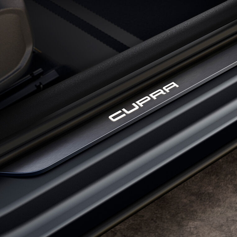 CUPRA Formentor SUV compacto com detalhes CUPRA que iluminam as portas.